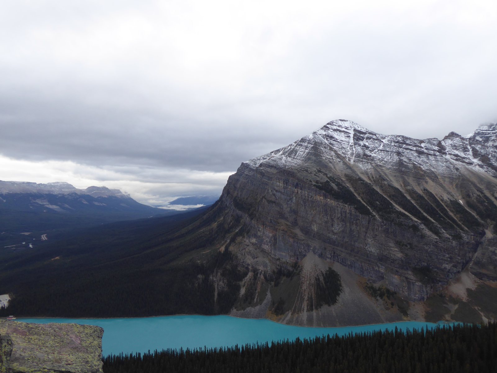 Uitzicht van bovenaf over Lake Louise en de bergen met een eerste laag sneeuw